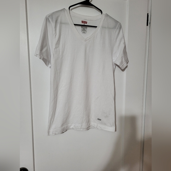 NWOT  Levi T-shirt Size Small - Picture 3 of 6